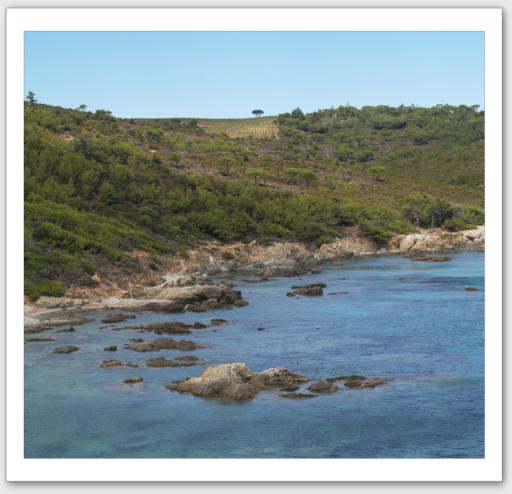Plage de galets pour robinson en mditerrane