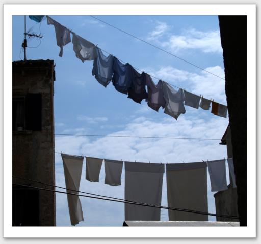 Etendage  linge dans une ruelle provenale
