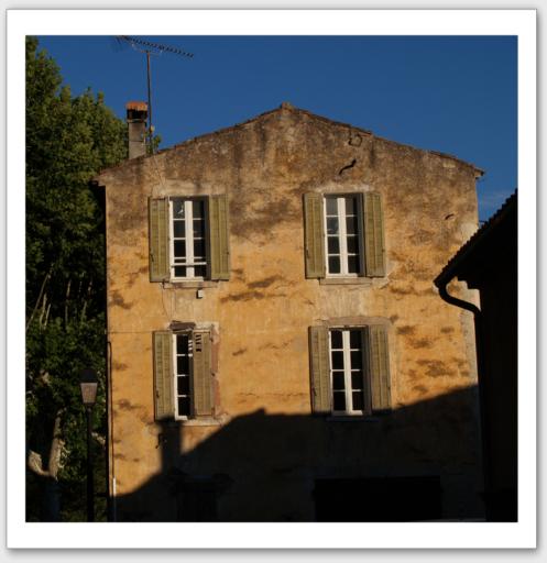 Faade ocre dans l'arrire pays provenal