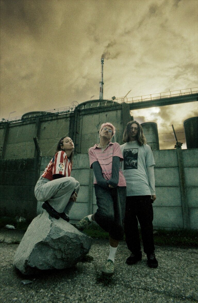 Trois modèles devant une friche industrielle, photographie argentique de Chatard