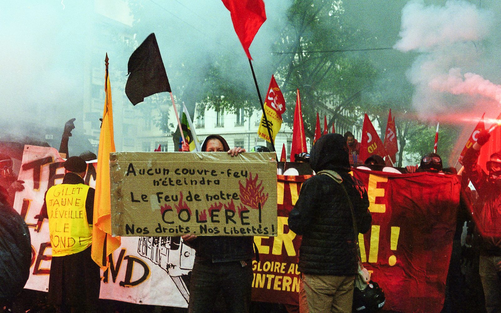 Manifestation à Lyon, pancarte et fumigènes, photographie argentique