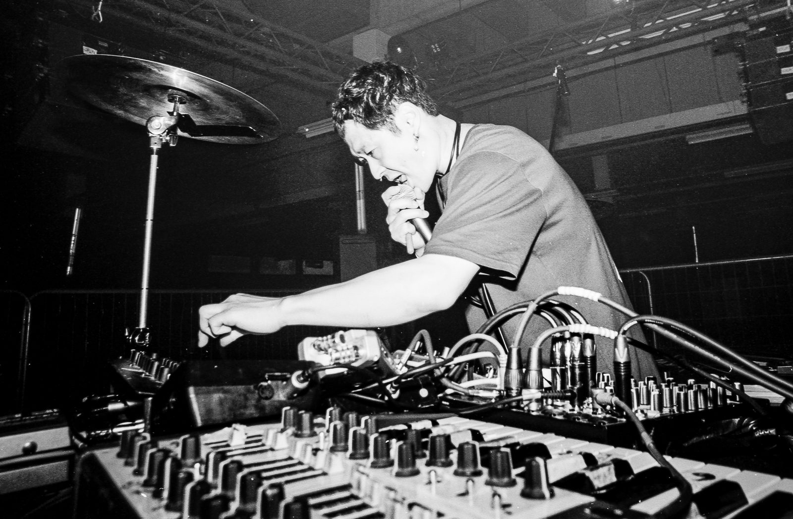 Musicien sur machines lors d'un live techno, noir et blanc argentique