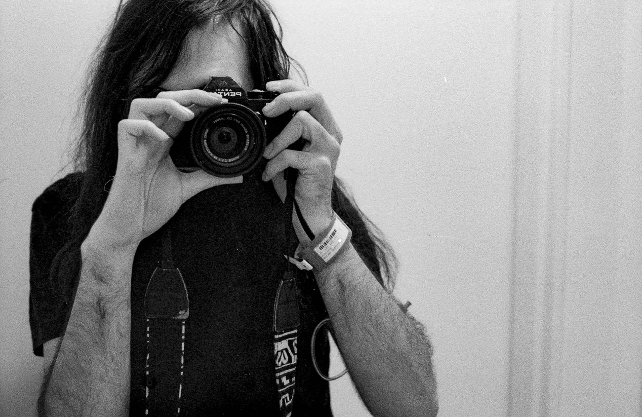 Autoportrait au boîtier 35 mm, série personnelle argentique
